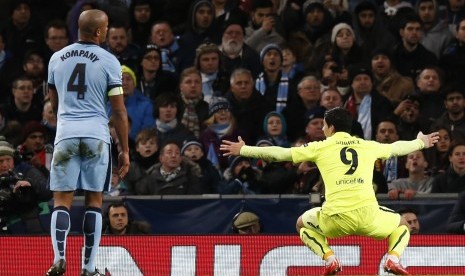 Selebrasi Luis Suarez usai jebol gawang Manchester City dalam lanjutan babak 16 besar liga Champions (25/2).