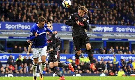 Heading Mesut Ozil saat mencetak gol pada pertandingan Liga Primer Inggris antara Everton melawan Arsenal di Goodison Park, Liverpool