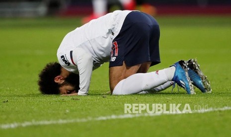 Selebrasi Mohamed Salah setelah mencetak gol pertama Liverpool dari titik penalti pada laga antara West Ham Utd dan Liverpool di London Stadium, London, Kamis (30/1).