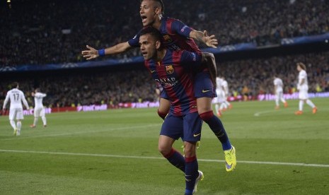 Selebrasi Neymar dan Dani Alves usai ciptakan gol ke gawang PSG