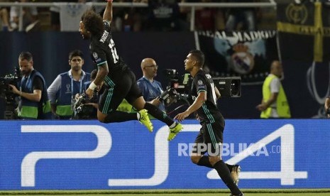 Selebrasi pemain Real Madrid Marcelo (kiri) setelah  Casemiro (kanan) mencetak gol pembuka pada pertandingan UEFA Super Cup  di Stadion Philip II Arena, Skopje, Macedonia, Rabu (9/8) dini hari.