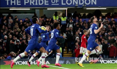 Selebrasi Olivier Giroud sebelum golnya dianulir VAR pada laga antara Chelsea melawan Manchester United di Stamford Bridge, London, Selasa (18/2) dini hari. 