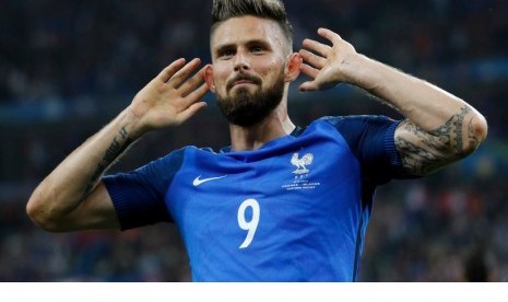 Selebrasi Olivier Giroud seusai mencetak gol keduanya sekaligus gol kelima Prancis ke gawang Islandia.