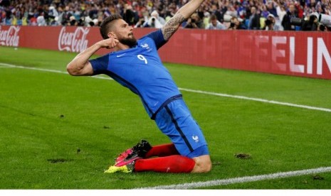 Selebrasi Olivier Giroud seusai mencetak gol keduanya sekaligus gol kelima Prancis ke gawang Islandia.