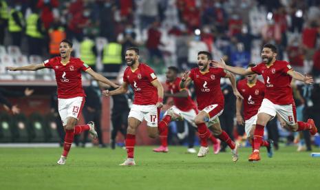 Selebrasi para pemain Al Ahly usai memastikan diri merebut peringkat ketiga Piala Dunia Antarklub. Di perebutan peringkat ketiga, Al Ahly kalahkan Palmeiras lewat drama adu pinalti, Jumat (12/2) dini hari WIB.