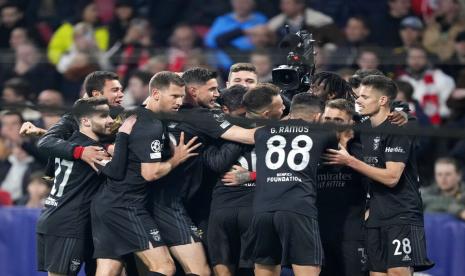 Selebrasi para pemain Benfica usai mencetak gol ke gawang Ajax Amsterdam.