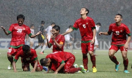  Selebrasi para pemain Indonesia usai mencetak gol ke gawang Korea Selatan dalam laga kualifikasi group G AFC U-19 di Gelora Bung Karno, Senayan, Jakarta, Sabtu (12/10).   (Republika/Yasin Habibi)