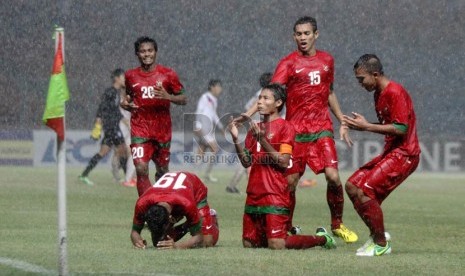  Selebrasi para pemain Indonesia usai mencetak gol ke gawang Korea Selatan dalam laga kualifikasi group G AFC U-19 di Gelora Bung Karno, Senayan, Jakarta, Sabtu (12/10).   (Republika/Yasin Habibi)