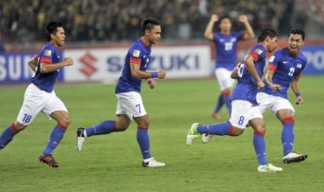 Selebrasi para pemain Malaysia usai sang kapten, Safiq bin Rahim, mencetak gol ke gawang Laos, pada pertandingan Grup B Piala AFF 2012 di Stadion Nasional Bukit Jalil, Rabu (28/11) malam. Partai berakhir 4-1 untuk kemenangan Malaysia.