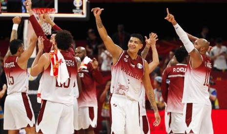 Selebrasi para pemain Venezuela setelah memastikanb lolos ke putaran kedua grup Piala Dunia FIBa usai mengalahkan China 72-59 di Beijing, Rabu (4/9).