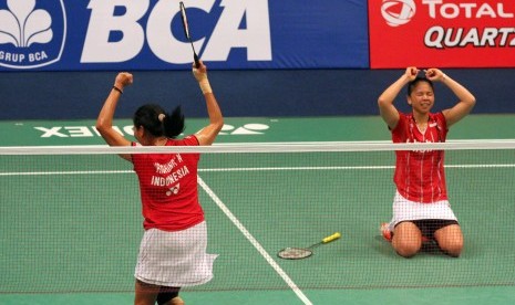 Selebrasi pasangan ganda putri, Greysia Polii/Nitya Krishinda Maheswari usai mengalahkan unggulan tiga asal Cina, Luo Ying/Luo Yu di babak perempat final BCA Indonesia Open 2015