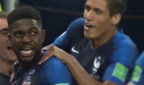 Selebrasi pemain belakang Prancis, Samuel Umtiti, bersam rekannya seusai menjebol gawang Belgia di semifinal Piala Dunia 2018.