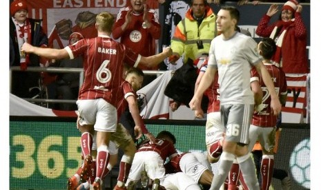 Selebrasi pemain Bristol City seusai mencetak gol kemenangan 2-1 atas Manchester United di Piala Liga Inggris, Kamis (21/12) dini hari WIB.