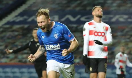 Selebrasi pemain Glasgow Ranggers, Scott Arfield usai mencetak gol ke gawang Standard Liege pada laga Liga Europa, Jumat (4/12) dini hari WIB.