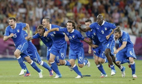   Selebrasi pemain Itali usai berhasil memenangkan adu penalti melawan Inggris di Olympic Stadium, Kiev, Senin (25/6) dini hari WIB.(Darren Staples/Reuters) 