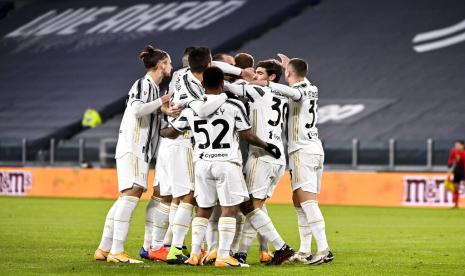 Selebrasi pemain Juventus usai mencetak gol ke gawang Genoa.