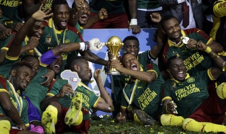 Selebrasi pemain Kamerun usai memenangkan Piala Afrika di laga puncak melawan Mesir di Stade de l'Amitie, Libreville, Gabon, Minggu (5/2). Kamerun menang 2-1.