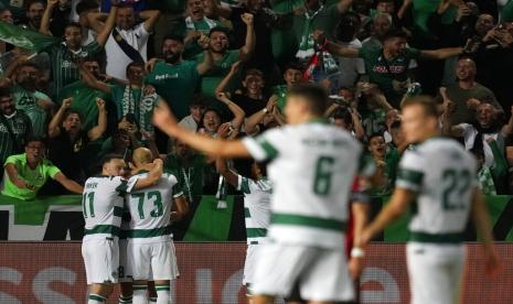 Selebrasi pemain Omonia saat mencetak gol ke gawang Manchester United