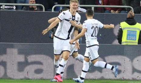 Selebrasi pemain Parma Andreas Cornelius usai menjebol gawang Cagliari yang membuat skor imbang 2-2.