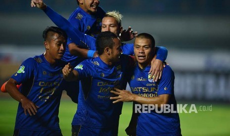 Selebrasi pemain Persib Bandung setelah mencetak gol ke gawang Srwijaya FC di Stadion GBLA, Bandung, Sabtu (29/4). Atep (kedua dari kiri) dan Febri Hariyadi (kiri) mencetak dua gol kemenangan Persib.