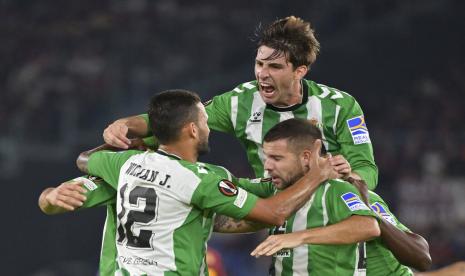 Selebrasi pemain Real Betis usai mencetak gol ke gawang AS Roma pada laga Grup C Liga Europa.