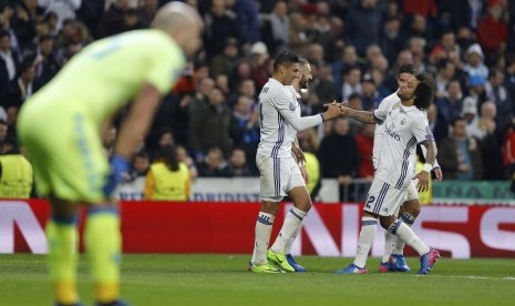 Selebrasi pemain Real Madrid usai mencetak gol ketiga timnya di putaran 16 besar Liga Champions, leg pertama saat bertemu Napoli di stadion Santiago Bernabeu, Madrid, Rabu (15/2). 