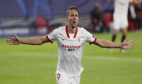 Selebrasi pemain Sevilla, Luuk de Jong saat mencetak gol pada laga Sevilla vs Rennes di Grup E Liga Champions.