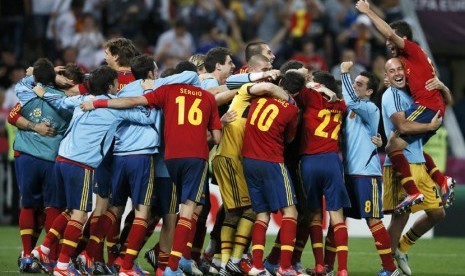  Selebrasi pemain Spanyol setelah menaklukan Portugal dalam laga semi final Piala Eropa 2012 di Donetsk, Ukraina, Kamis (28/6) dini hari WIB.  (Michael Dalder/Reuters)