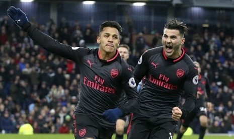 Selebrasi penyerang Arsenal, Alexis Sanchez (kiri) usai menjebol gawang Burnley, Ahad (26/11).