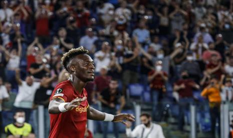 Selebrasi penyerang AS Roma Tammy Abraham setelah menjebol gawang Udinese.