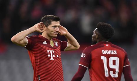 Selebrasi penyerang Bayern Muenchen Robert Lewandowski (kiri) selepas menjebol gawang Dynamo Kiev di Liga Champions.