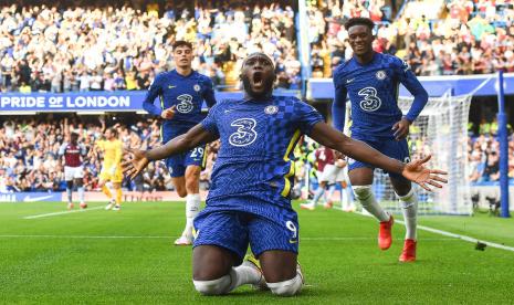 Selebrasi penyerang Chelsea, Romelu Lukaku usai mencetak gol ke gawang Aston Villa.