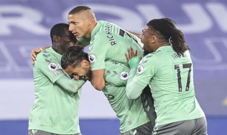 Selebrasi Penyerang Everton Richarlison (tengah atas) setelah menjebol gawang Leicester City. 