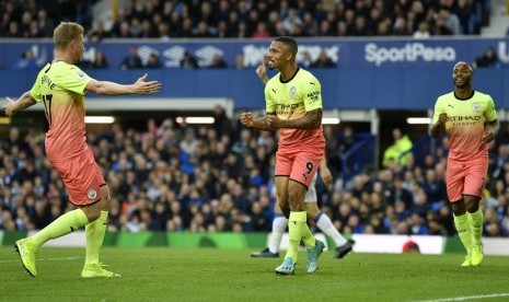 Selebrasi penyerang Manchester City Gabriel Jesus (tengah) usai menjebol gawang Everton.