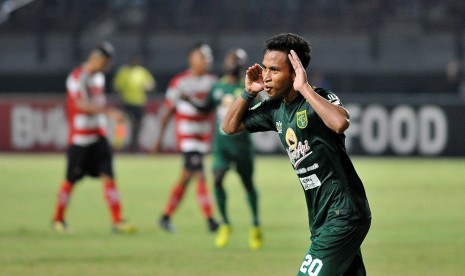 Selebrasi penyerang Persebaya Osvaldo Haay seusai menjebol gawang Madura United.