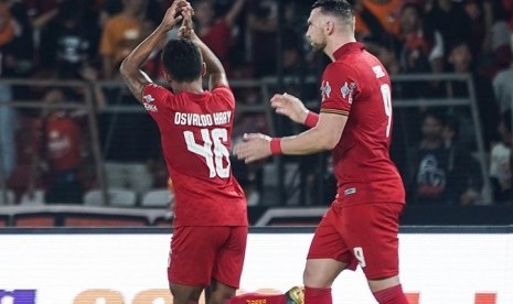 Selebrasi penyerang Persija Osvaldo Haay (kiri) saat menjebol gawang Geylang International FC.