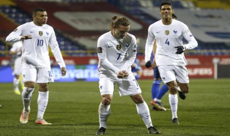 Selebrasi penyerang Prancis Antoine Griezmann (tengah) usai menjebol gawang Bosnia.