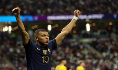 Selebrasi penyerang Prancis Kylian Mbappe setelah kemenangan timnya atas Australia 4-1.