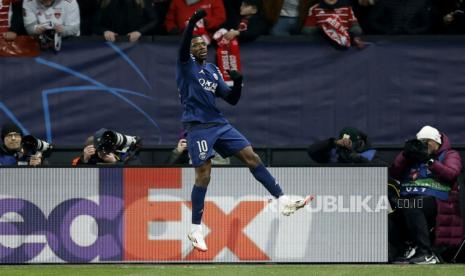 Selebrasi penyerang PSG Ousmane Dembele setelah mencetak gol ke gawang Brest pada leg pertama playoff 16 besar Liga Champions.