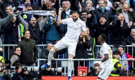 Selebrasi penyerang Real Madrid Karim Benzema seusai menjebol gawang Atletico Madrid dalam laga derby Madrid.