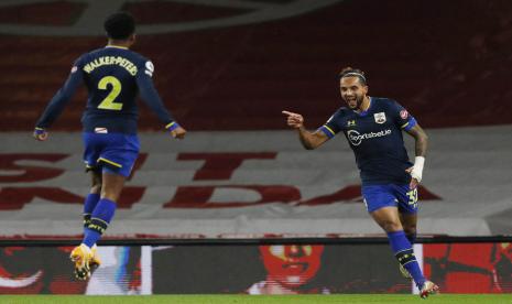 Selebrasi penyerang Southampton Theo Walcott (kanan) seusai menjebol gawang mantan timnya Arsenal dalam pertandingan Liga Primer Inggris.