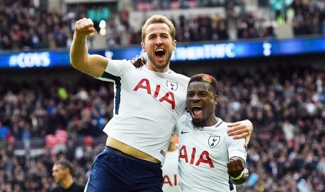 Selebrasi penyerang Tottenham Hotspur Harry Kane (kiri) usai menjebol gawang Liverpool.