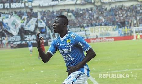 Selebrasi Striker Persib Bandung Ezechiel Ndouasel usai mencetak gol ke gawang Persija Jakarta  di Stadion Gelora Bandung Lautan Api, Kota Bandung, Ahad (23/9).