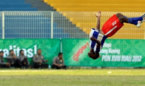 Selebrasi pesepakbola Papua Muklish Arnold Haay seusai mencetak gol ke gawang Kaltim pada pertandingan babak enam besar sepakbola PON XVIII 2012