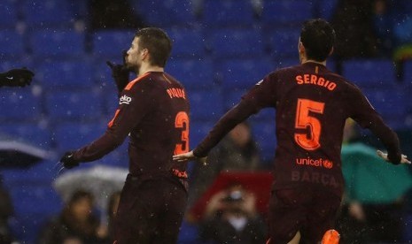 Selebrasi Pique usai mencetak gol ke gawang Espanyol, Ahad (4/1). 