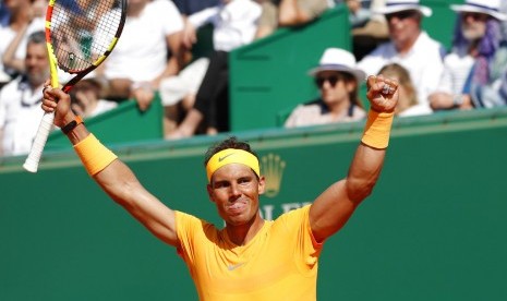 Selebrasi Rafael Nadal seusai memastikan gelar juara turnamen master Monte Carlo di Monaco, Prancis, Ahad (22/4).