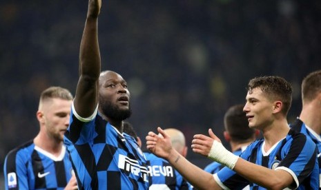 Romelu Lukaku (kedua kiri) dan rekan-rekannya di Inter Milan. Lukaku mengungkapkan 23 dari 25 pemain Inter menderita batuk pada Januari 2020.