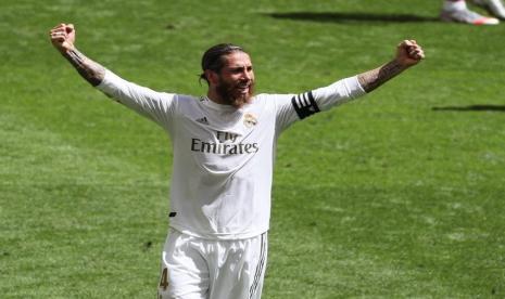 Selebrasi Sergio Ramos setelah mencetak gol untuk Real Madrid. 