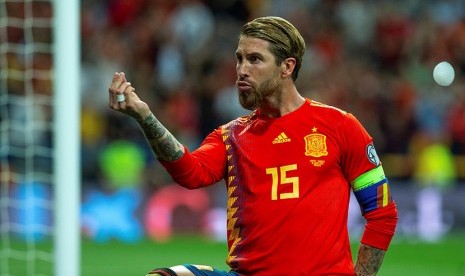 Selebrasi Sergio Ramos usai mencetak gol ke gawang Swedia, di Santiago Bernabue, Selasa (11/6) dini hari WIB.