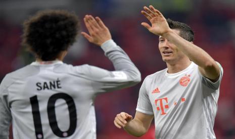 Selebrasi striker Bayern Muenchen Robert Lewandwoski usai mencetak gol ke gawang Al Ahly pada semifinal Piala Dunia Antarklub, Selasa (9/2) dini hari WIB.